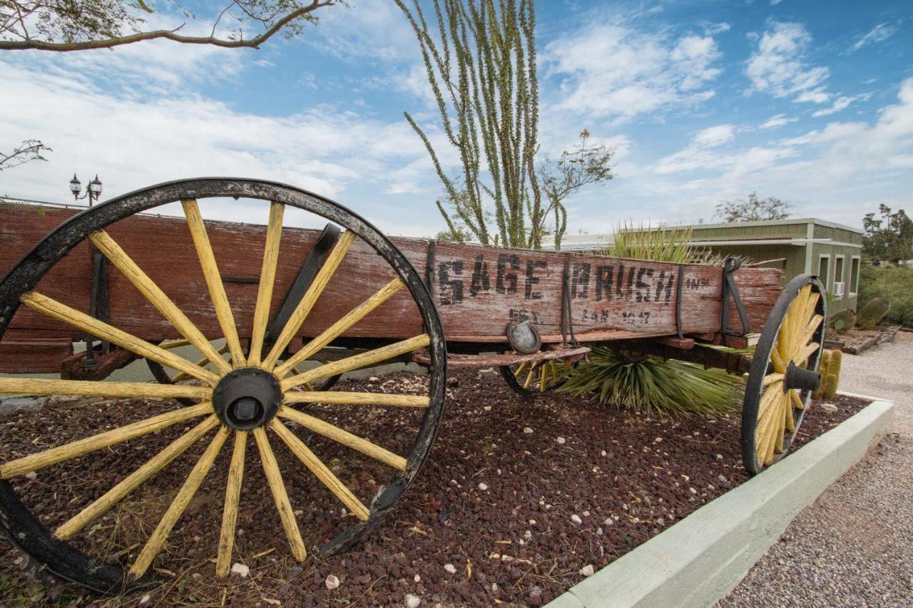 Sagebrush Inn Tombstone Exterior foto Wagon at the entrance of the museum
