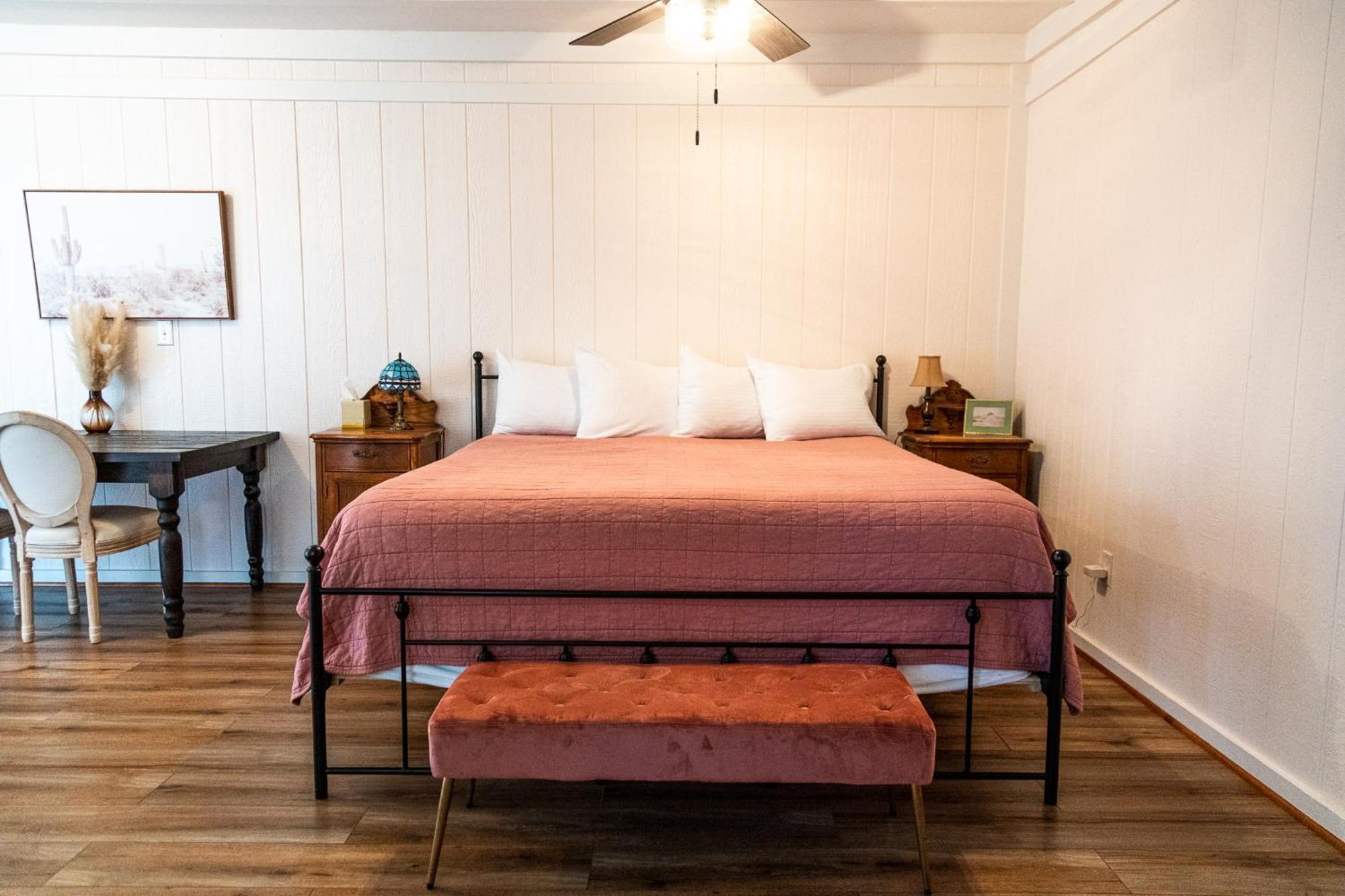 Sagebrush Inn Tombstone Quarto foto A bedroom at the Inn at the Opera