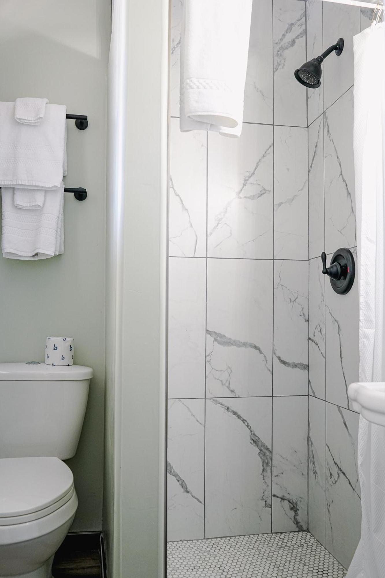 Sagebrush Inn Tombstone Quarto foto A shower with a shower door