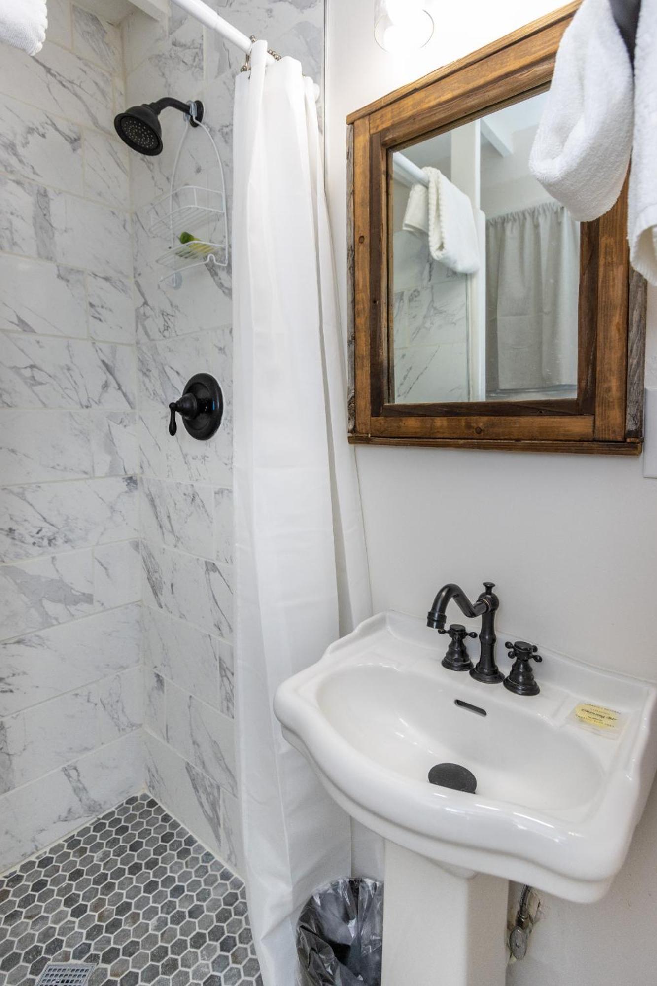 Sagebrush Inn Tombstone Quarto foto A bathroom in the house