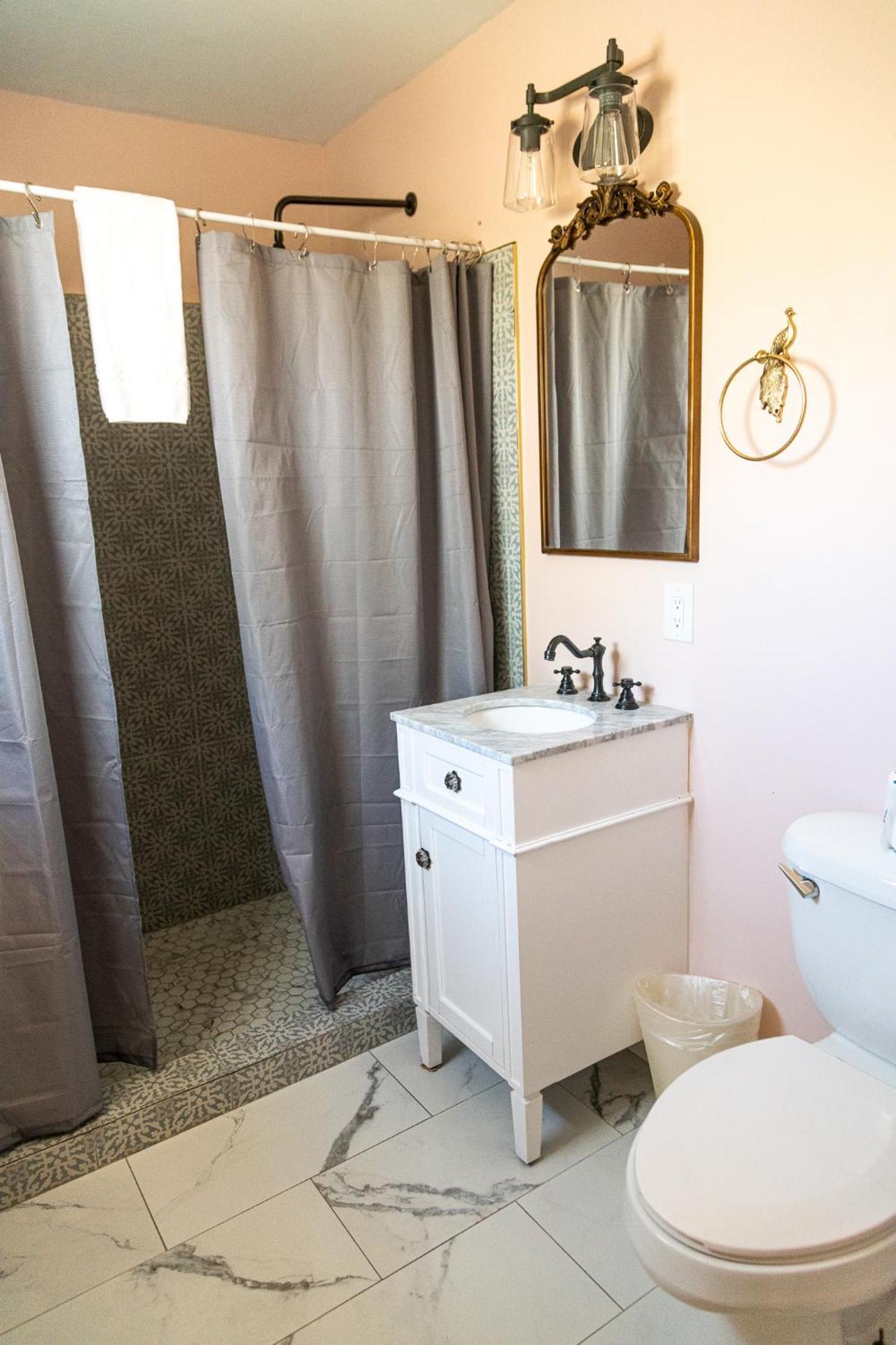 Sagebrush Inn Tombstone Quarto foto Bathroom with shower curtain
