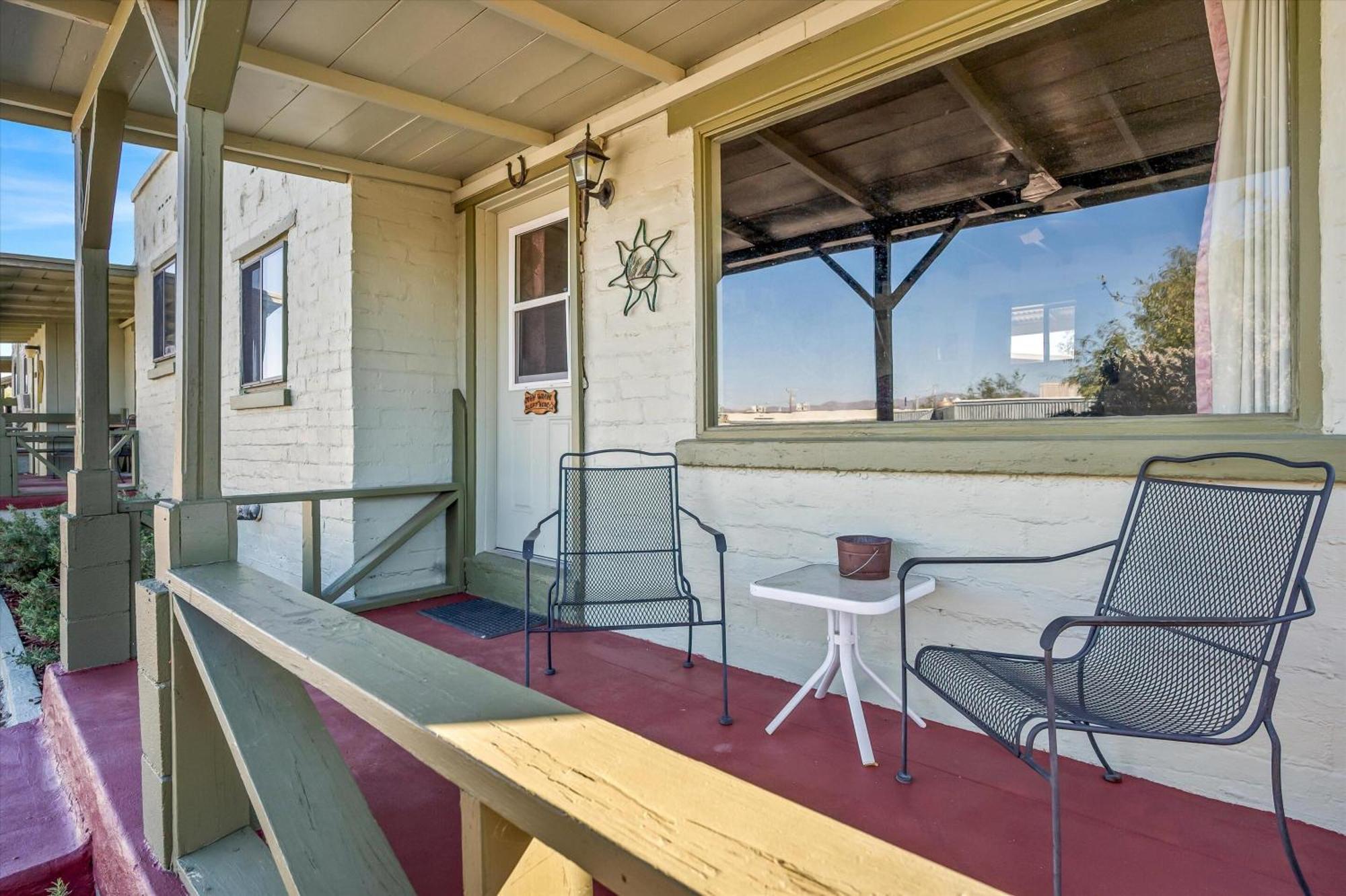 Sagebrush Inn Tombstone Quarto foto The balcony of the house